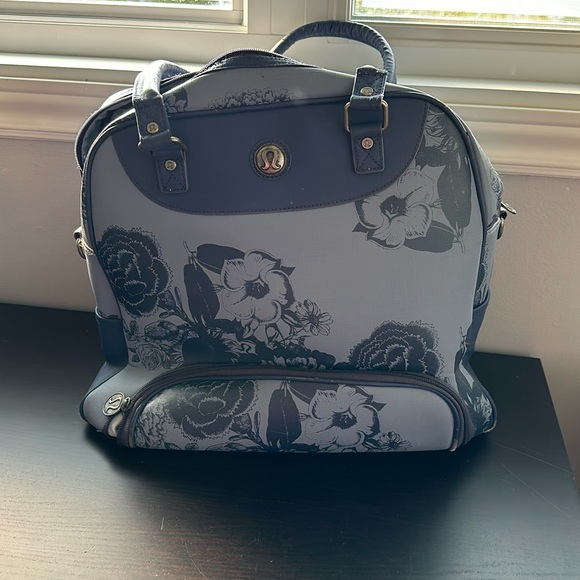Lululemon bag - for gym, office, a weekend bag or even a cool diaper bag! - Picture 1 of 8